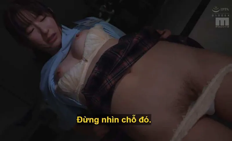 Ông sếp mưu tính quan hệ với cô nhân viên dưới quyền kiêu kỳ lười nhác, suốt ngày bận rộn tán gẫu tin nhắn cùng người yêu.